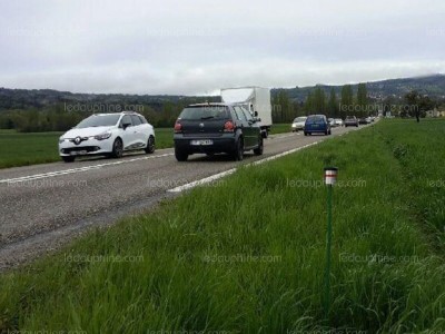 une-centaine-de-piquets-reflecteurs-a-ete-installee-en-bordure-de-route-pour-proteger-la-faune-sauvage-des-collisions-avec-les-automobiles-un-partenariat-engage-depuis-2008-qui-arrive-sur-le-pays-rochois-dans-le-cad